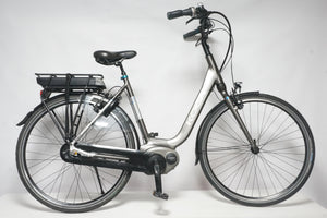 Refurbished Koga E-nova Grijs met een stijlvol ontwerp en comfortabele zithouding voor fietsliefhebbers.