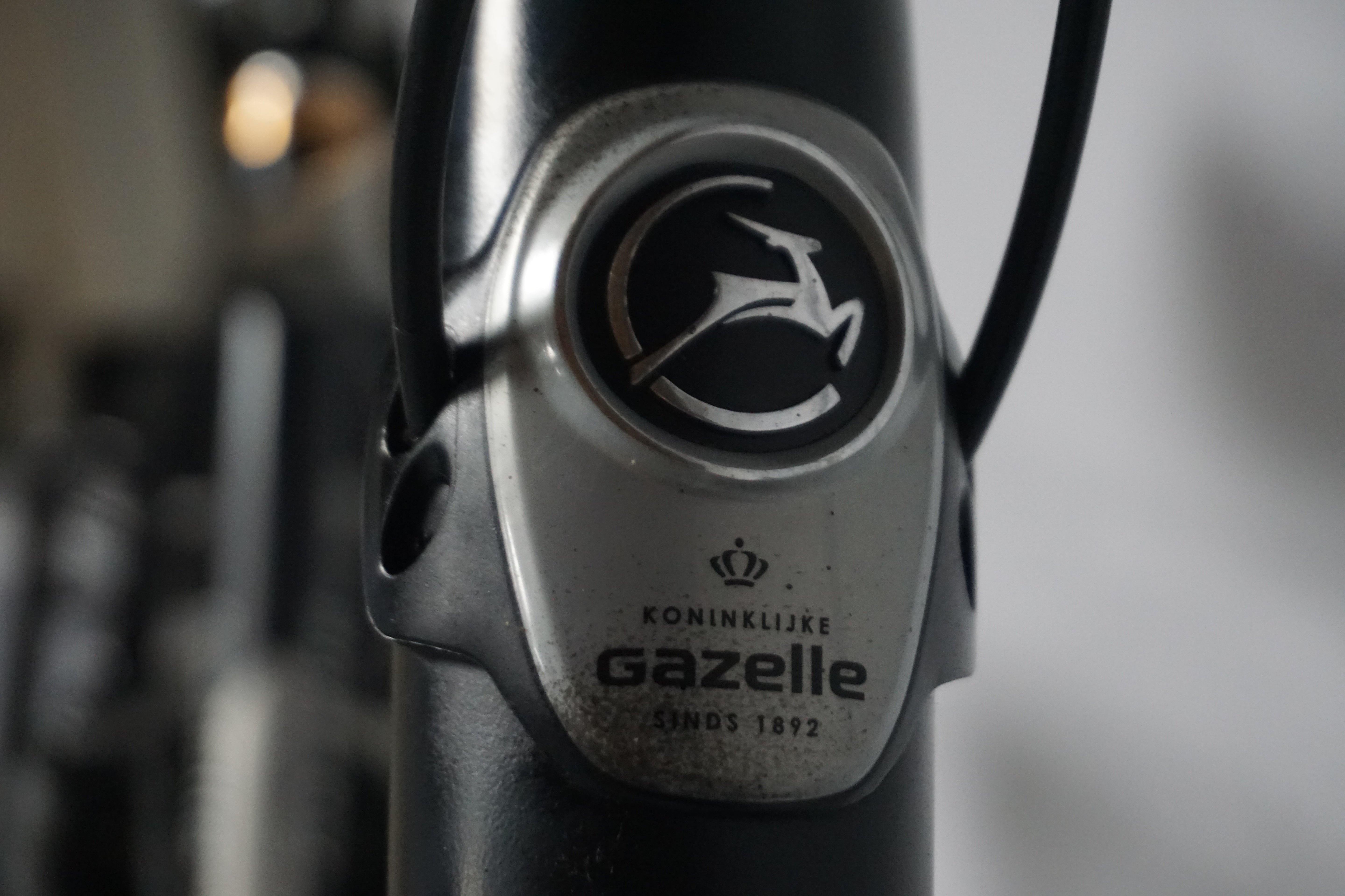 Koninklijke Gazelle logo op de Refurbished Gazelle Orange C7 61cm, perfect voor stijlvolle ritten.