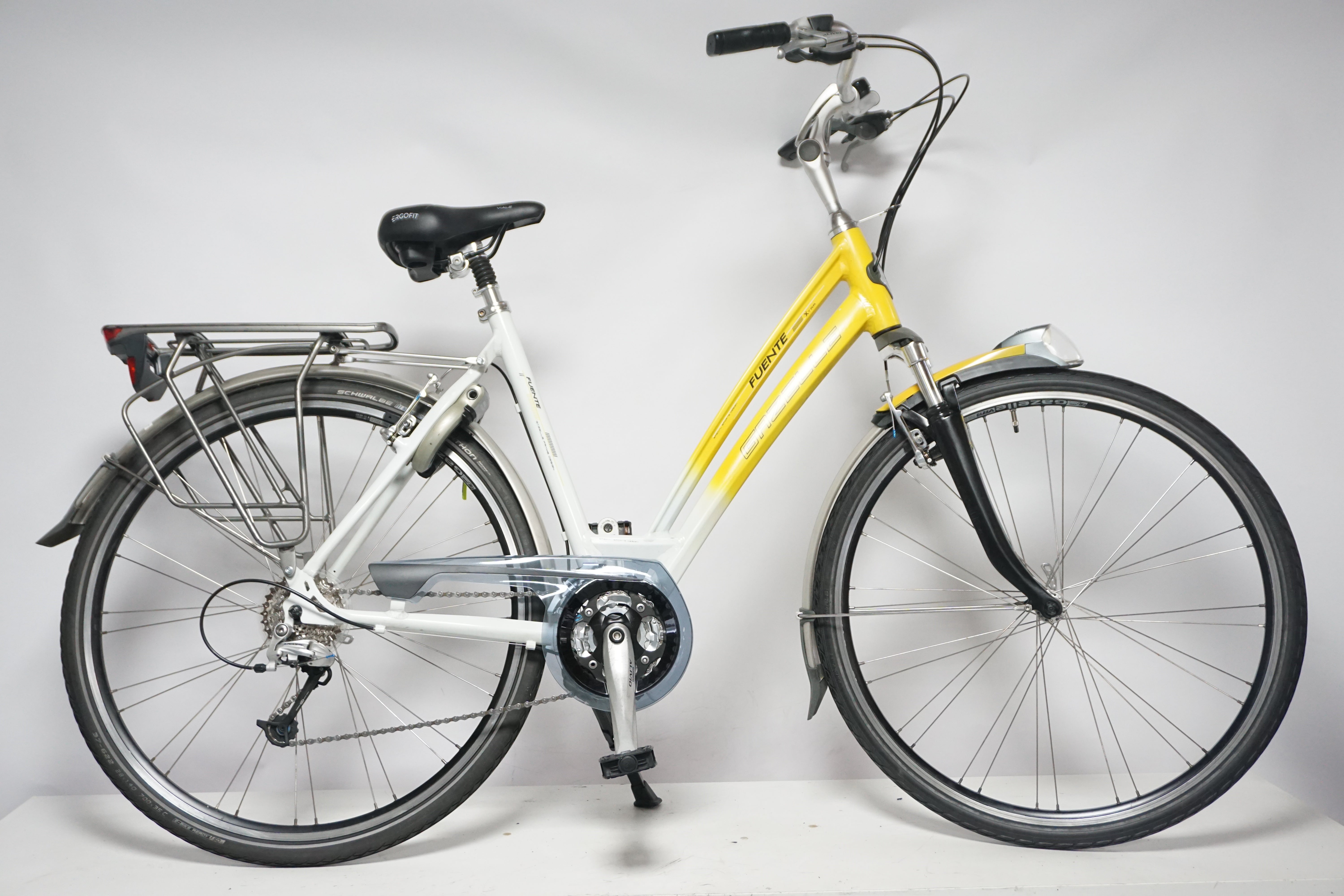 Refurbished Gazelle Fuente Xtra 53cm fiets met een geel-witte kleurstelling en een stevige achterdrager.