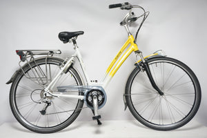 Refurbished Gazelle Fuente Xtra 53cm fiets met een geel-witte kleurstelling en een stevige achterdrager.