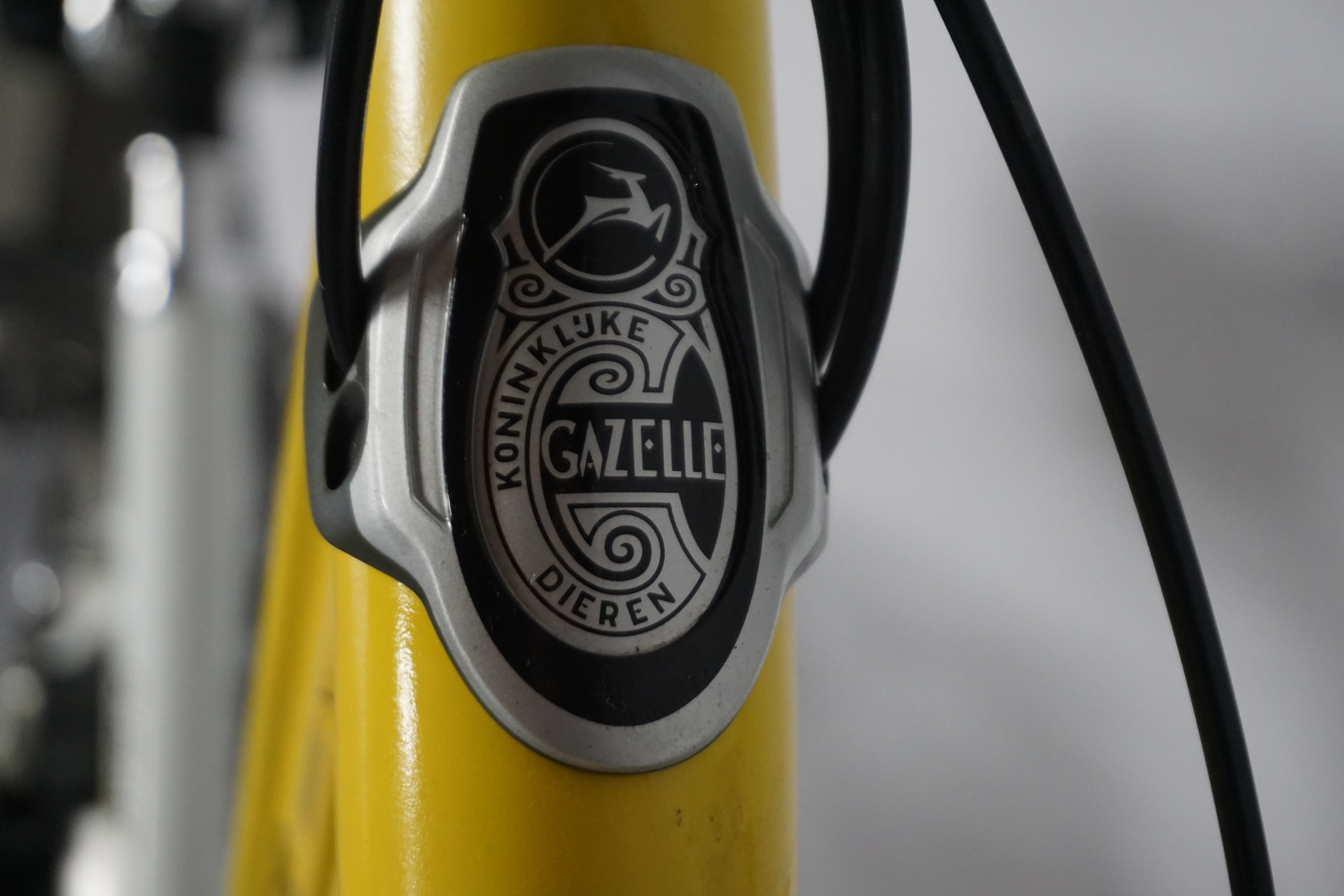 Koninklijke Gazelle logo op de Refurbished Gazelle Fuente Xtra 53cm fiets met een opvallende gele kleur.