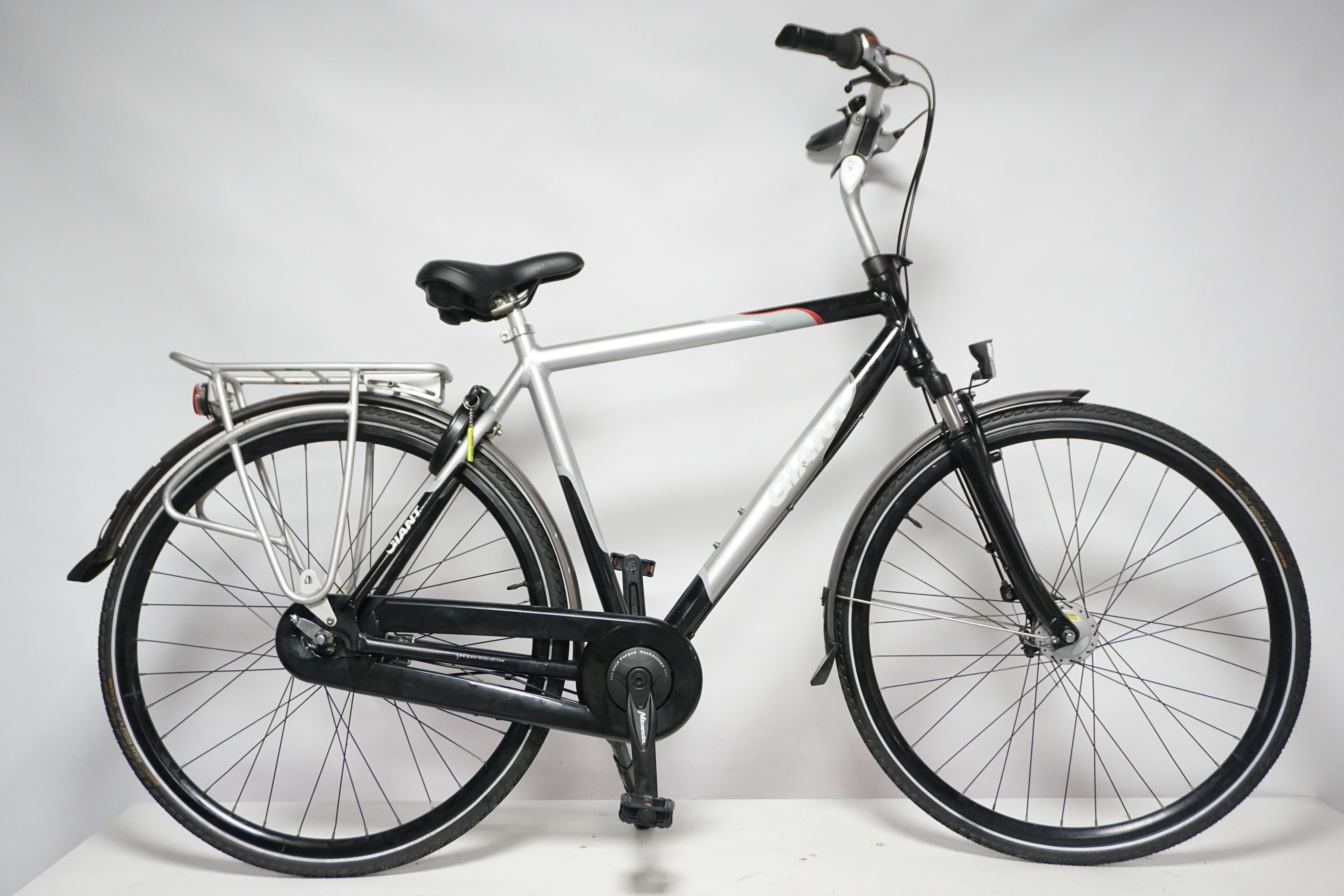 Refurbished Giant Fusion DX 57cm fiets met een stijlvol ontwerp en betrouwbare prestaties voor elke rit.