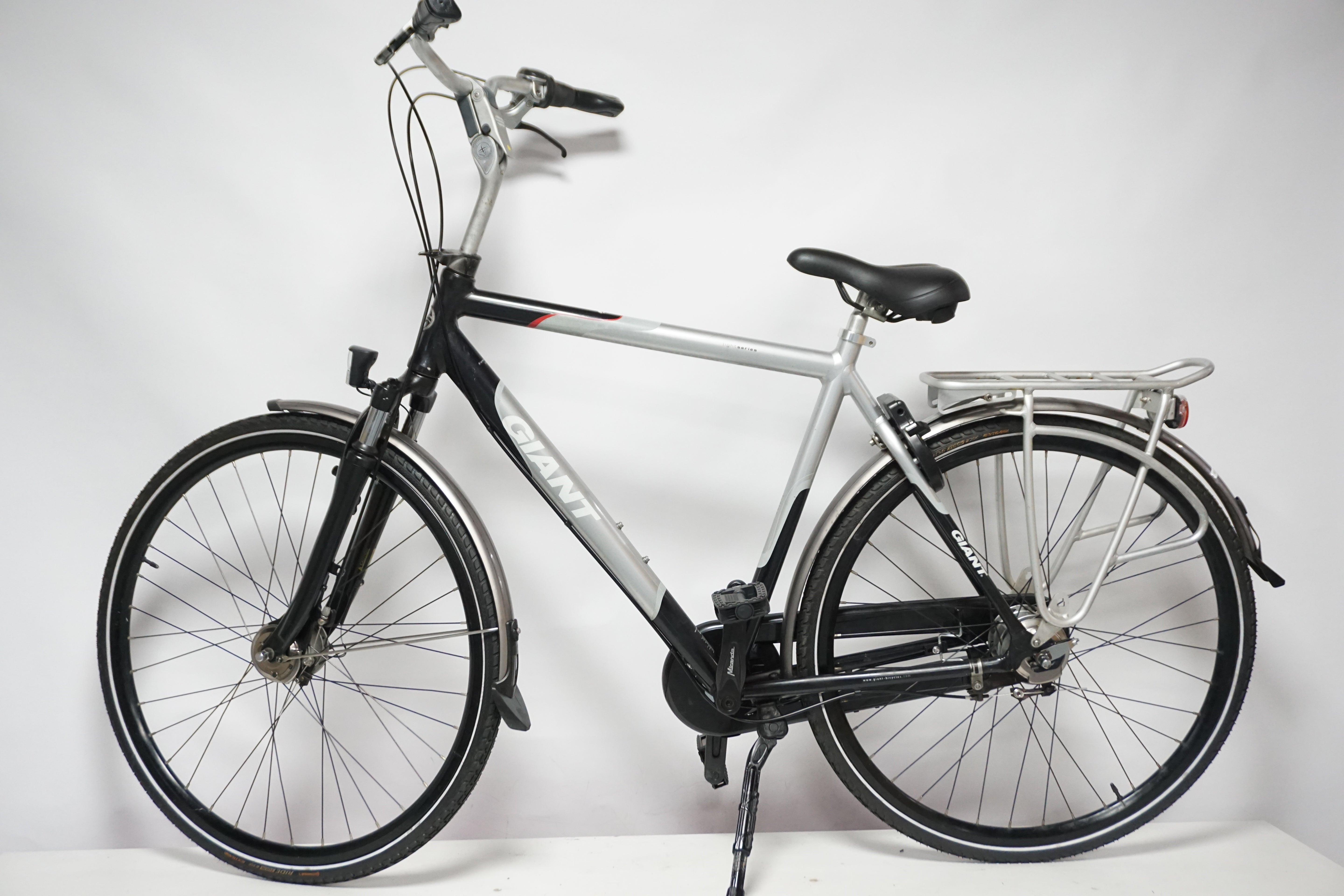 Refurbished Giant Fusion DX 57cm fiets met zwart-wit ontwerp, perfect voor dagelijks gebruik en comfort.