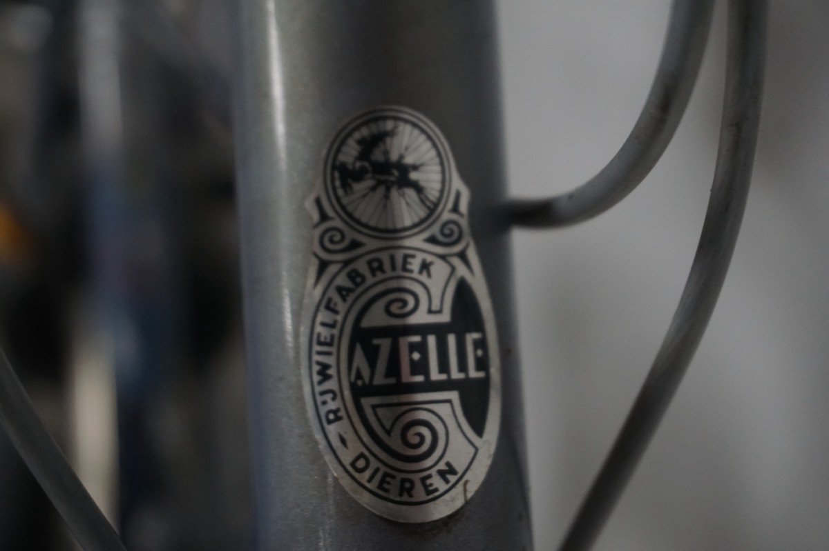 Detail van het Gazelle-badge op de headtube van een gereviseerd Gazelle MEDEO 61 cm.