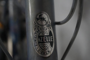 Detail van het Gazelle-badge op de headtube van een gereviseerd Gazelle MEDEO 61 cm.