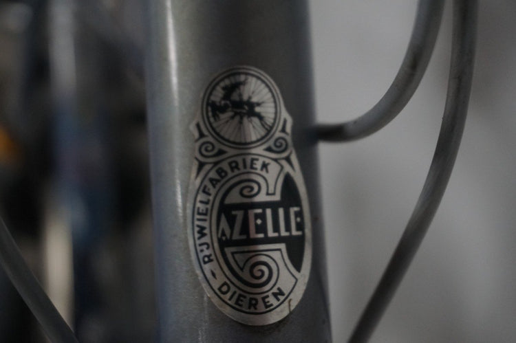 Detail van het Gazelle-badge op de headtube van een gereviseerd Gazelle MEDEO 61 cm.