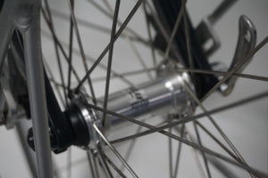 Refurbished Gazelle MEDEO 61cm wielnaaf en spaken, close-up.